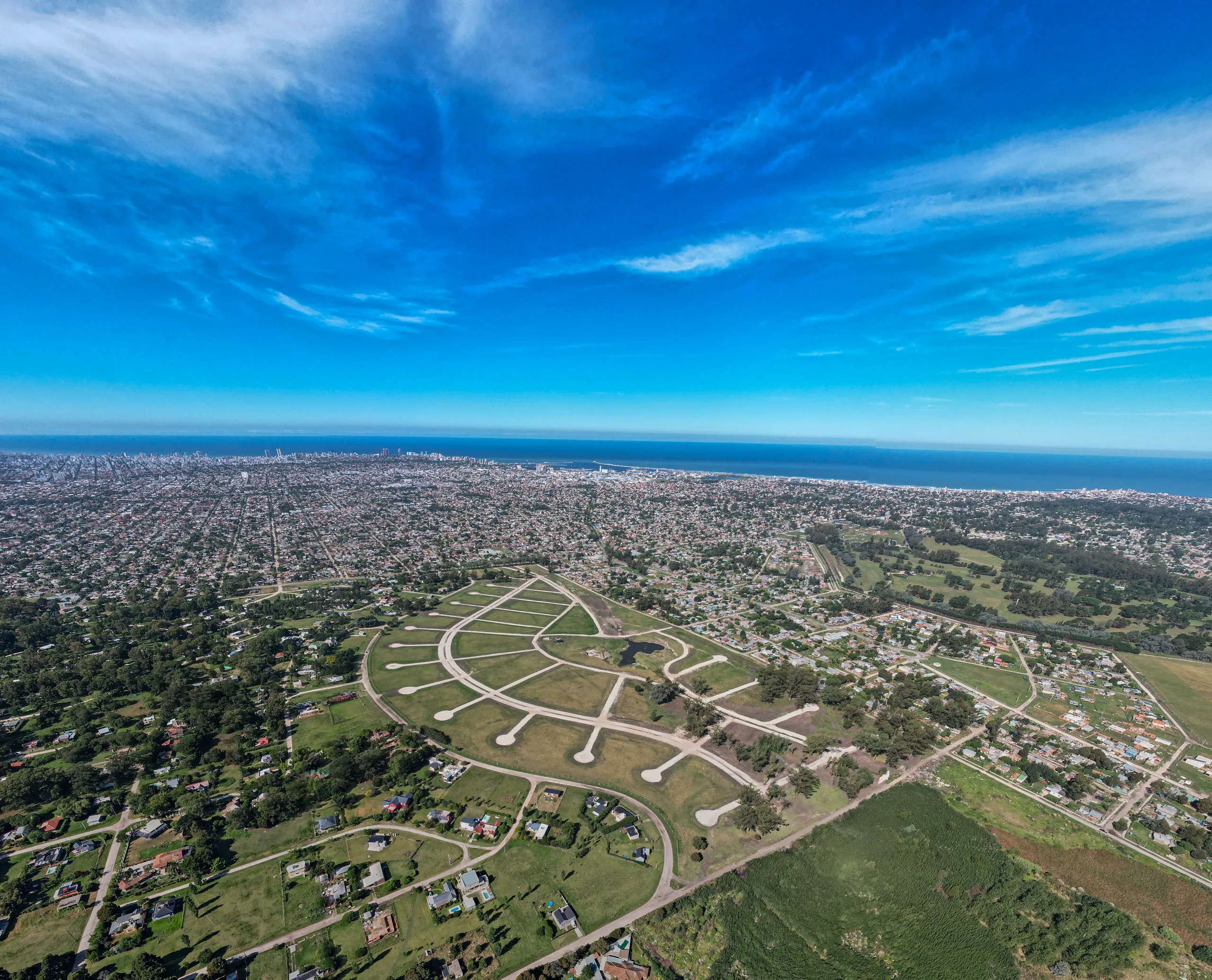 Vista aérea real del predio de Santa Celina, con la ciudad de Mar del Plata y el mar de fondo