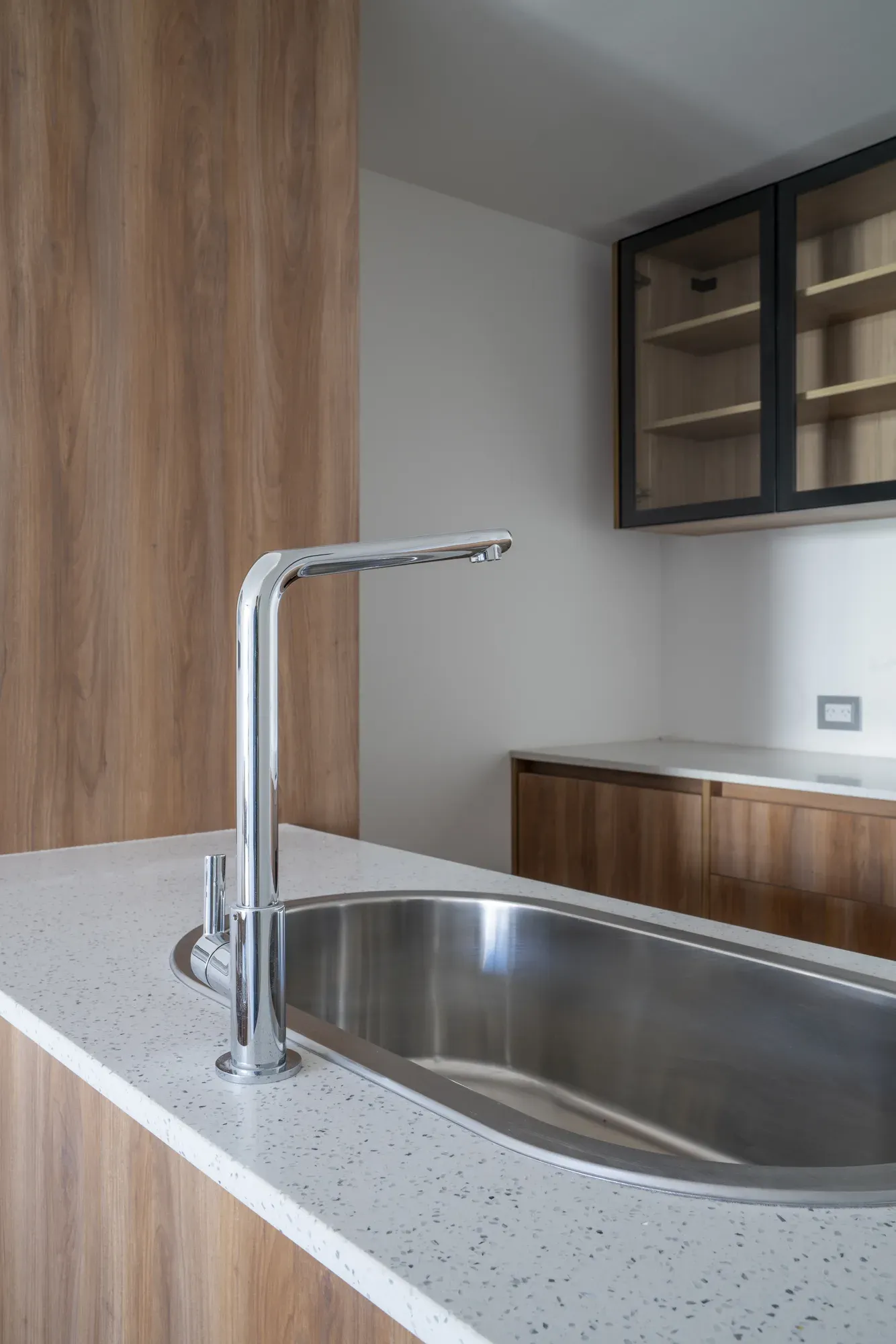 Detalle real de la cocina de Village Design, con grifería y mesada de cuarzo