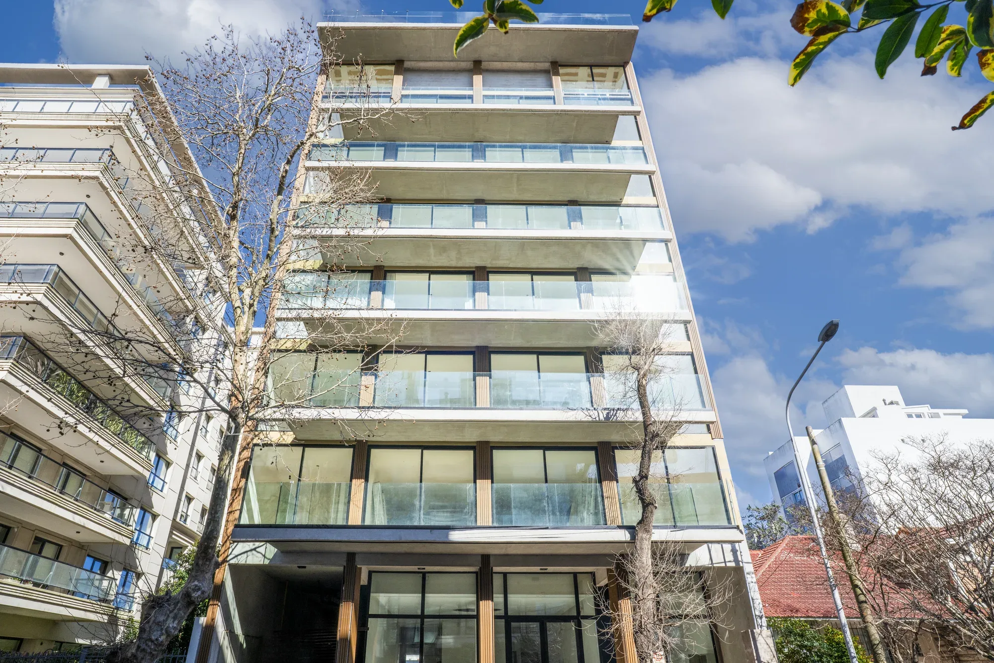 Fachada real de un edificio terminado de Village Design en Mar del Plata